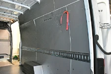 04_Panelado derecho en la furgoneta equipada por Syncro System