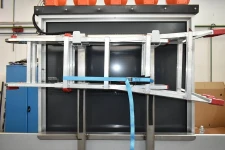 04_Portaescalera en cartel señalizador de obras en carretera sobre camión equipado por Syncro.