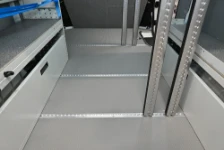 05_Detalle guías fresadas Syncro para barras de sujeción en furgoneta Trafic