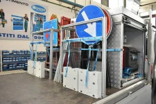 05_Portadestornilladores y estructura metálica para soporte de materiales externamente sobre camión