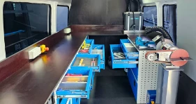 06_Amplio banco de trabajo en Sprinter para prótesis