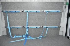 06_Separador de carga Ducato equipado con sistemas de bloqueo con ganchos y correas