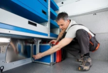 0_Sistema sujeta maletines en el suelo para furgonetas