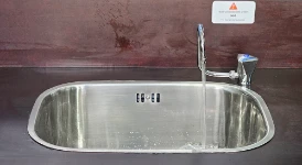 11_Fregadero con grifo y desagüe inferior