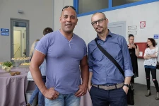 Adamo Comunello y un empleado en la fiesta