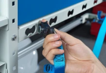 Aplicación de correa de bloqueo en el equipamiento