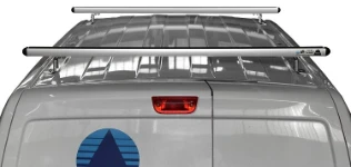 Aprovechar el techo del Nissan NV200 para tubos y escaleras