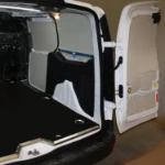 Bloqueo con barra y correas en taller móvil para cableados estructurados