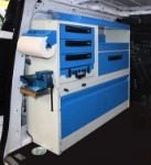 Cajoneras, repisas y accesorios en un vehículo equipado para asistencia en acueductos.