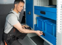 Cajones cerrados en la furgoneta