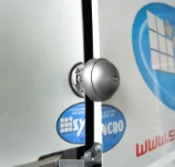 Cerradura complementaria UFO 3 montada en la puerta lateral