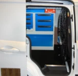 Detalle de la estantería montada en la Courier