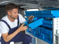 Estantería con contenedores de plástico