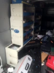 Estantería dentro de furgoneta accidentada