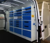 Furgoneta equipada para el mantenimiento de instalaciones de irrigación de huertos y jardines