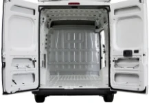 Furgoneta sin revestimiento interno