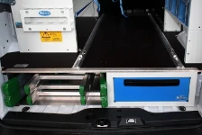 La escalera telescópica colocada debajo de la plataforma