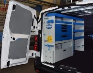 Lado izquierdo Jumpy equipado para electricista