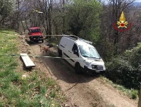 Las operaciones de recuperación de la furgoneta con cuerdas atadas al portatodo de Syncro