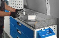 Mostrador en madera con revestimiento súper resistente en acero inoxidable