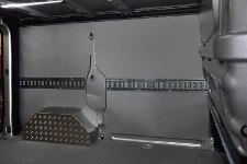 Panelado lado izquierdo Trafic 2014 mediante la puerta lateral