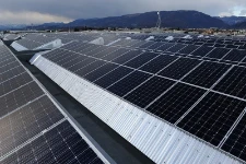 Paneles fotovoltaicos en la nave de Francom
