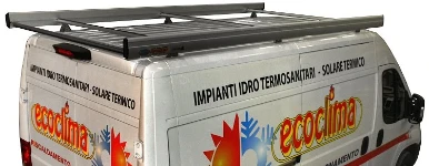 Portaequipajes montado en furgoneta equipada para instalaciones solares térmicas