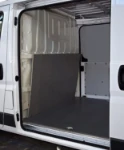 Protección en madera marmoleada del separador de carga en Fiat Ducato