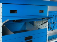 Repisas y cajones con trampilla