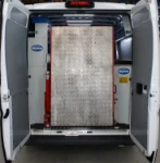 Tarima de carga para el almacenaje de máquinas para limpieza industrial en furgoneta