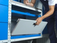 Trampilla abatible para delimitar el espacio a la altura del paso de rueda