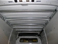 Transporte de prendas da vestir en la furgoneta