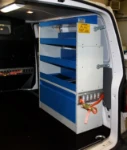 Vehículo comercial con repisas de estantería
