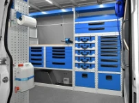 Vista equipamiento Sprinter Mercedes por la puerta lateral