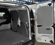 Revestimiento del lado izquierdo del Dokker con cubrerruedas de aluminio estriado