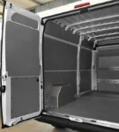 Modulo sinistro dell'allestimento Syncro Ultra nel NV250, con pannello portautensili e portarotoli
