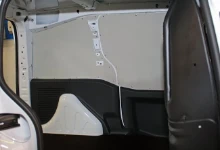 Berlingo Citroen con rivestimento interno in legno e lamiera