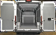 Rivestimento interno con pianale e pannellatura per NV250