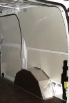 Scaffalatura con divisori e vasca stagna sul lato destro del Movano