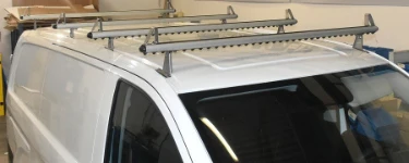 Scaffalatura del Dokker con valigette, cassetti e morsa dalla porta laterale