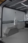 Scaffale e pannello portautensili su Jumpy allestito