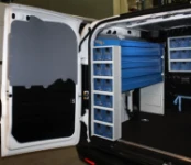 Serie de cajoncitos en furgoneta equipada para el montaje y el mantenimiento de toldos.