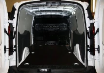 Berlingo Citroen con rivestimento interno in legno e lamiera
