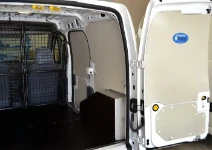 Rivestimento lato sinistro del Dokker con copriruota in alluminio mandorlato
