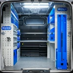 Taller móvil en el Opel Vivaro con estanterías y portamordaza