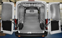 Un buen ejemplar de Ford Transit con plataforma en madera marmoleada y panel en damero