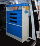 Vehículo comercial equipado para asistencia y mantenimiento de redes hídricas