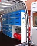 Vehículo comercial equipado para técnicos de mantenimientos en el aeropuerto
