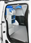Vista lateral de la estantería con accesorios en el Fiat Doblò