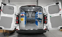 Volkswagen Transporter equipado con revestimientos y estanterías